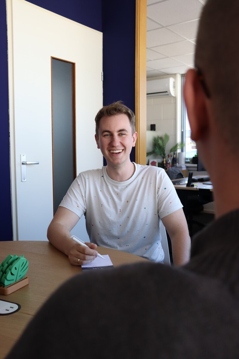 Lars Jansen in gesprek met een klant